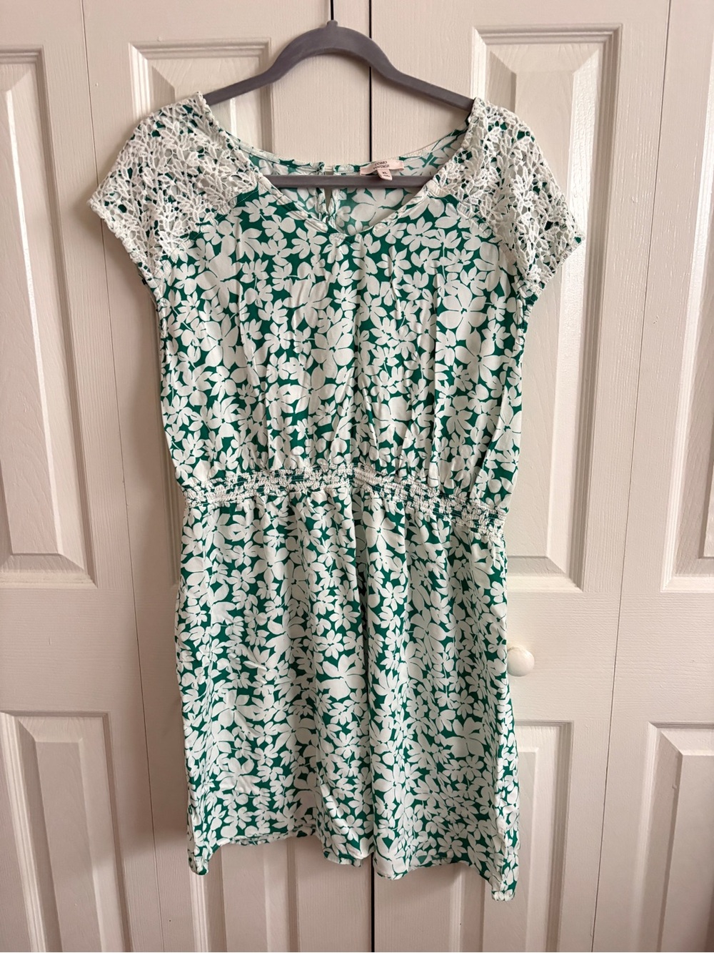 Como Vintage Green and White Floral Midi Dress with Lace Shoulders